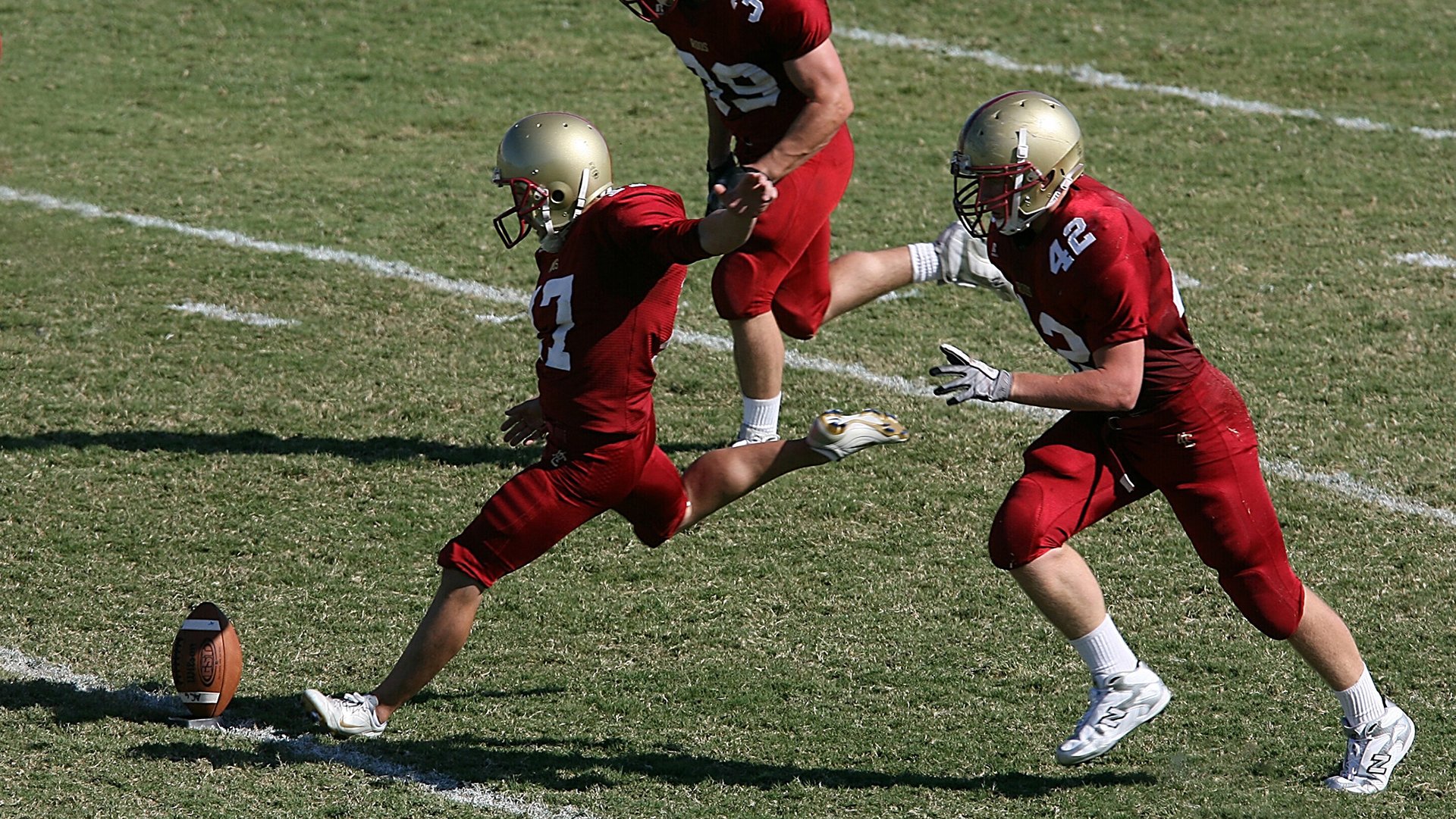 高空绳索障碍挑战，锻炼身体与意志力